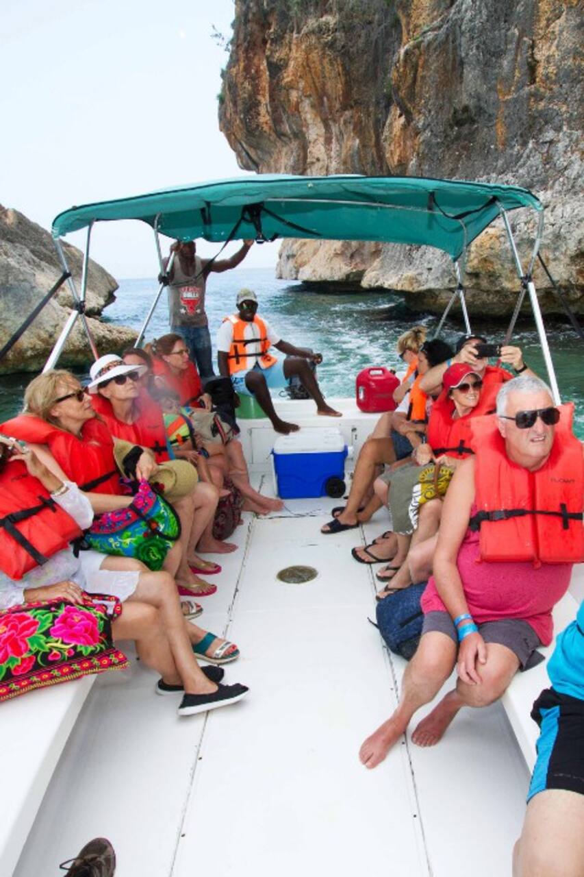 Bahía de las Aguilas: Botla Gündüz Gezisi